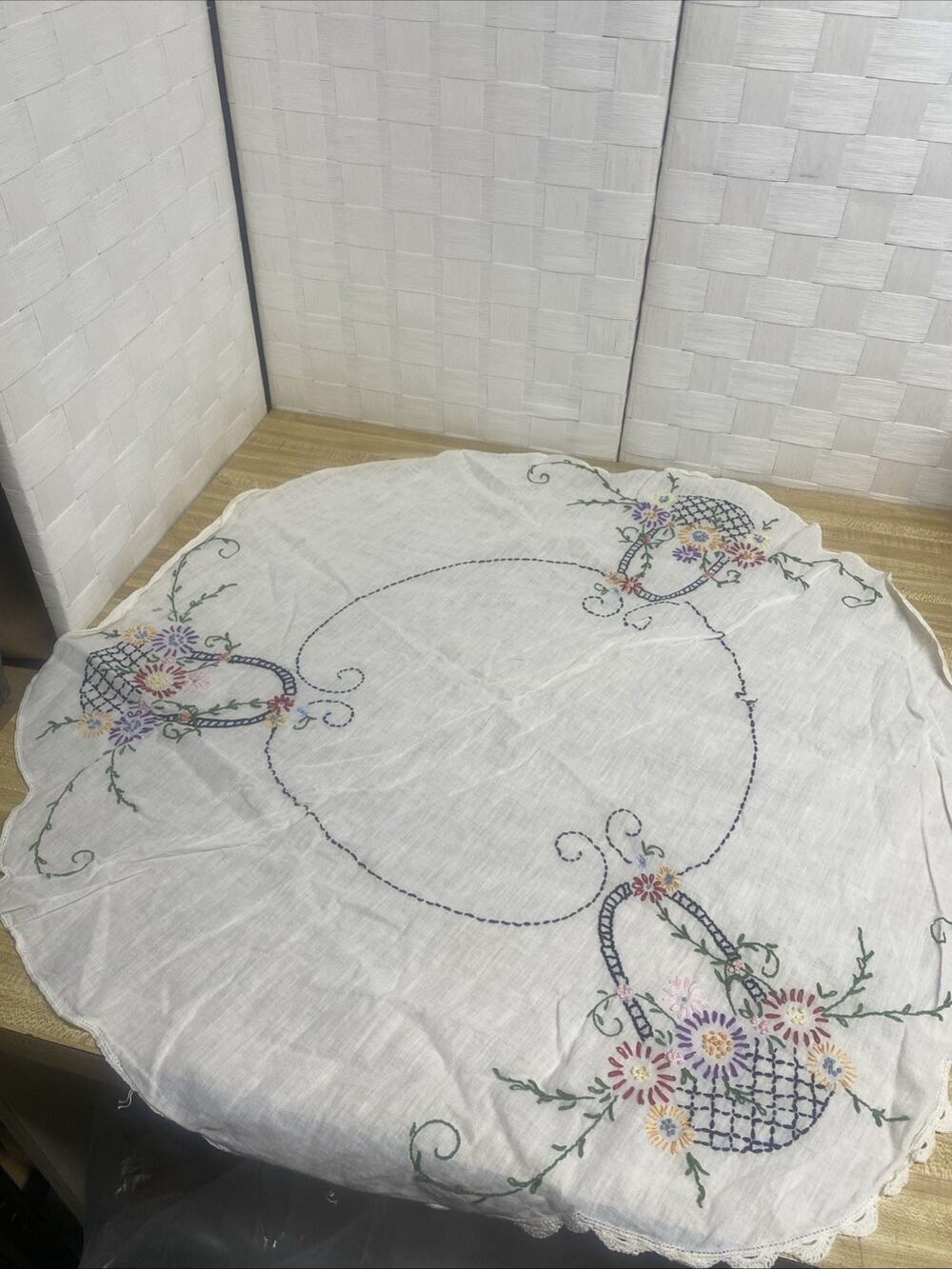 50s Handmade Embroidered Floral Basket Round Linen Tablecloth 34” Diameter